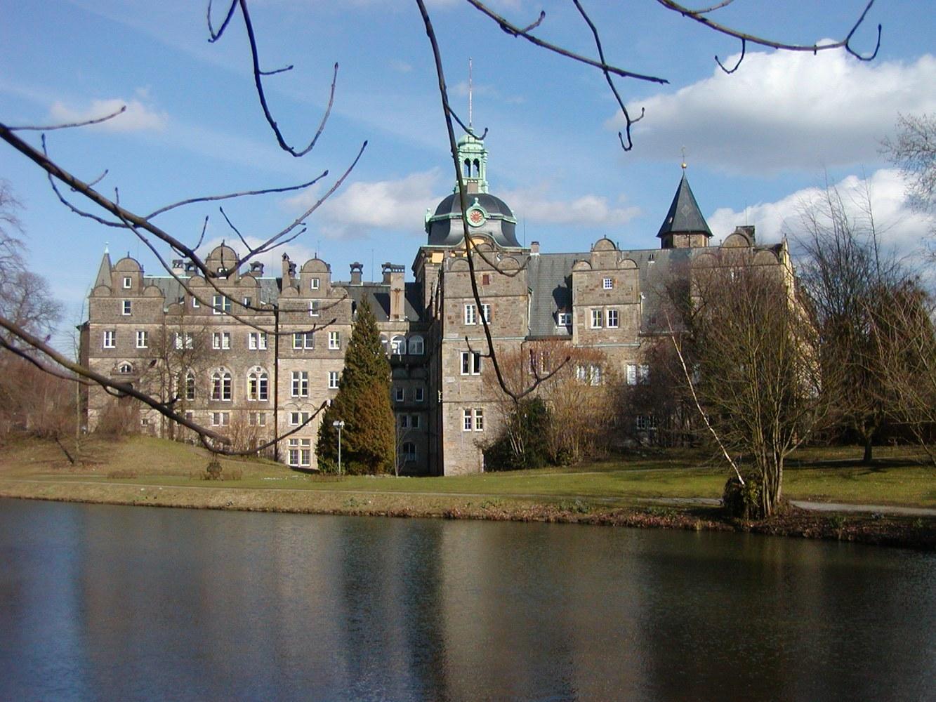 Panoramablick über Bückeburg – Rathaus, Maschsee und Skyline
