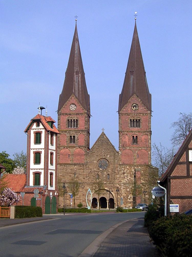 Panoramablick über Bücken – Rathaus und Landschaft