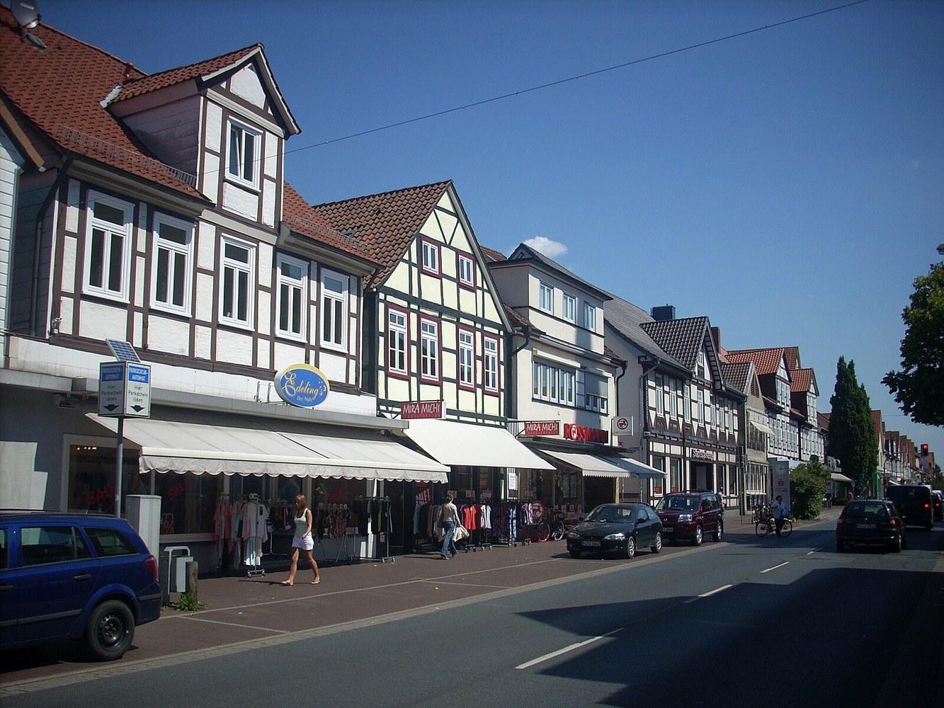 Panoramablick über Burgdorf – Rathaus, Maschsee und Skyline