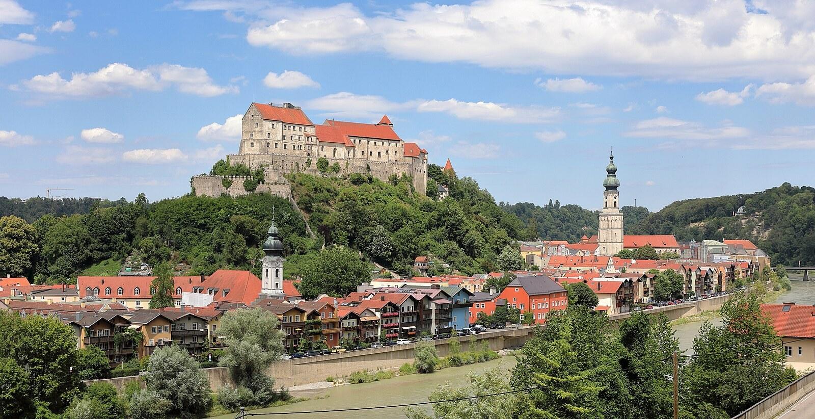 Panoramablick über Burghausen – Rathaus, Maschsee und Skyline