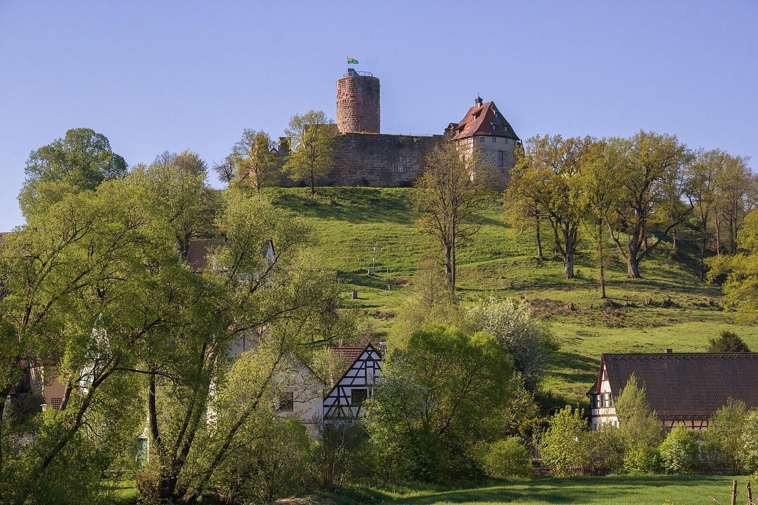 Panoramablick über Burgthann – Rathaus, Maschsee und Skyline