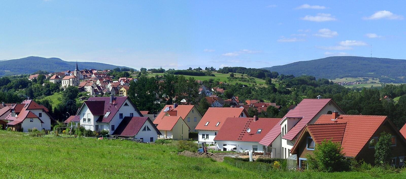 Panoramablick über Burkardroth – Rathaus, Maschsee und Skyline