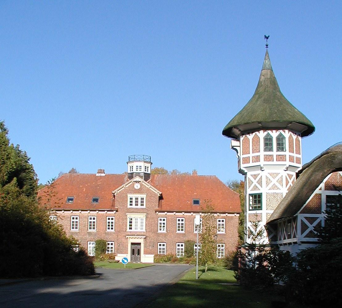 Panoramablick über Cadenberge – Rathaus, Maschsee und Skyline