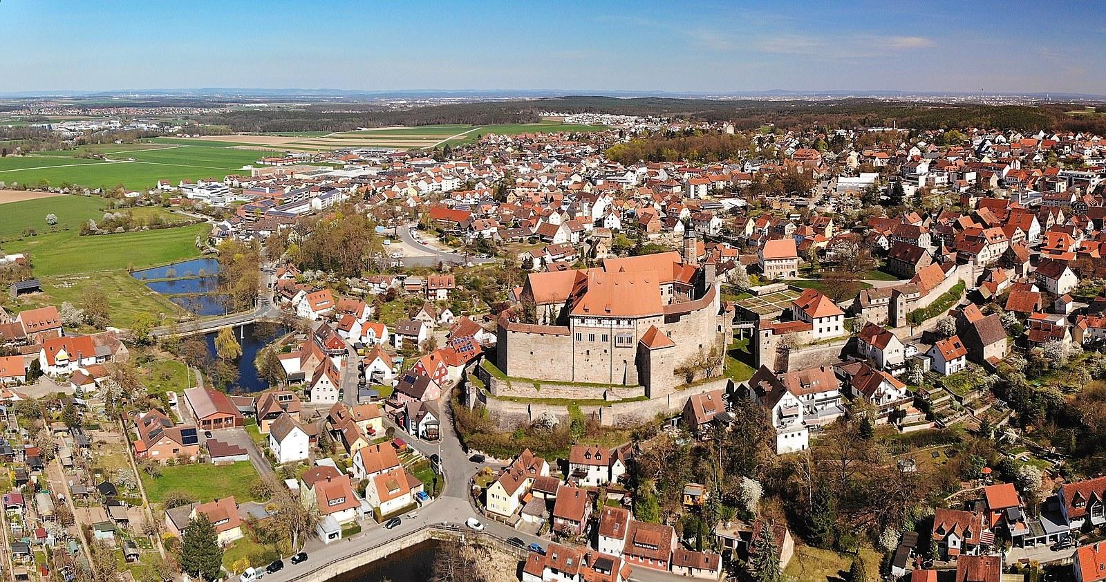 Panoramablick über Cadolzburg – Rathaus, Maschsee und Skyline