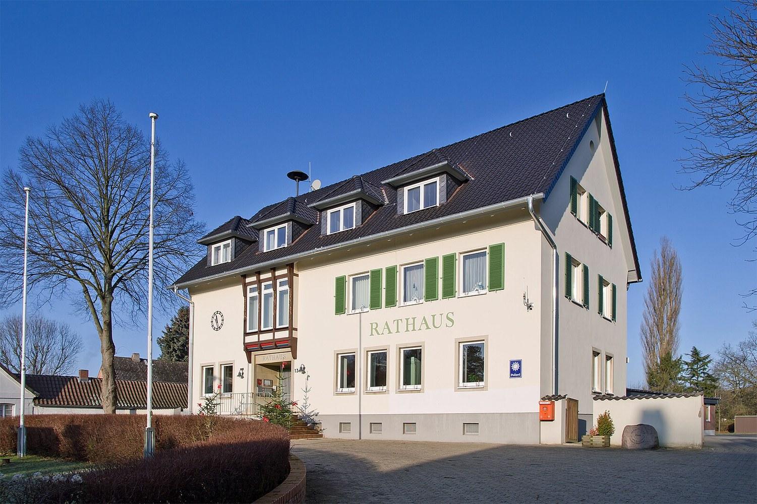 Panoramablick über Clenze – Rathaus, Maschsee und Skyline