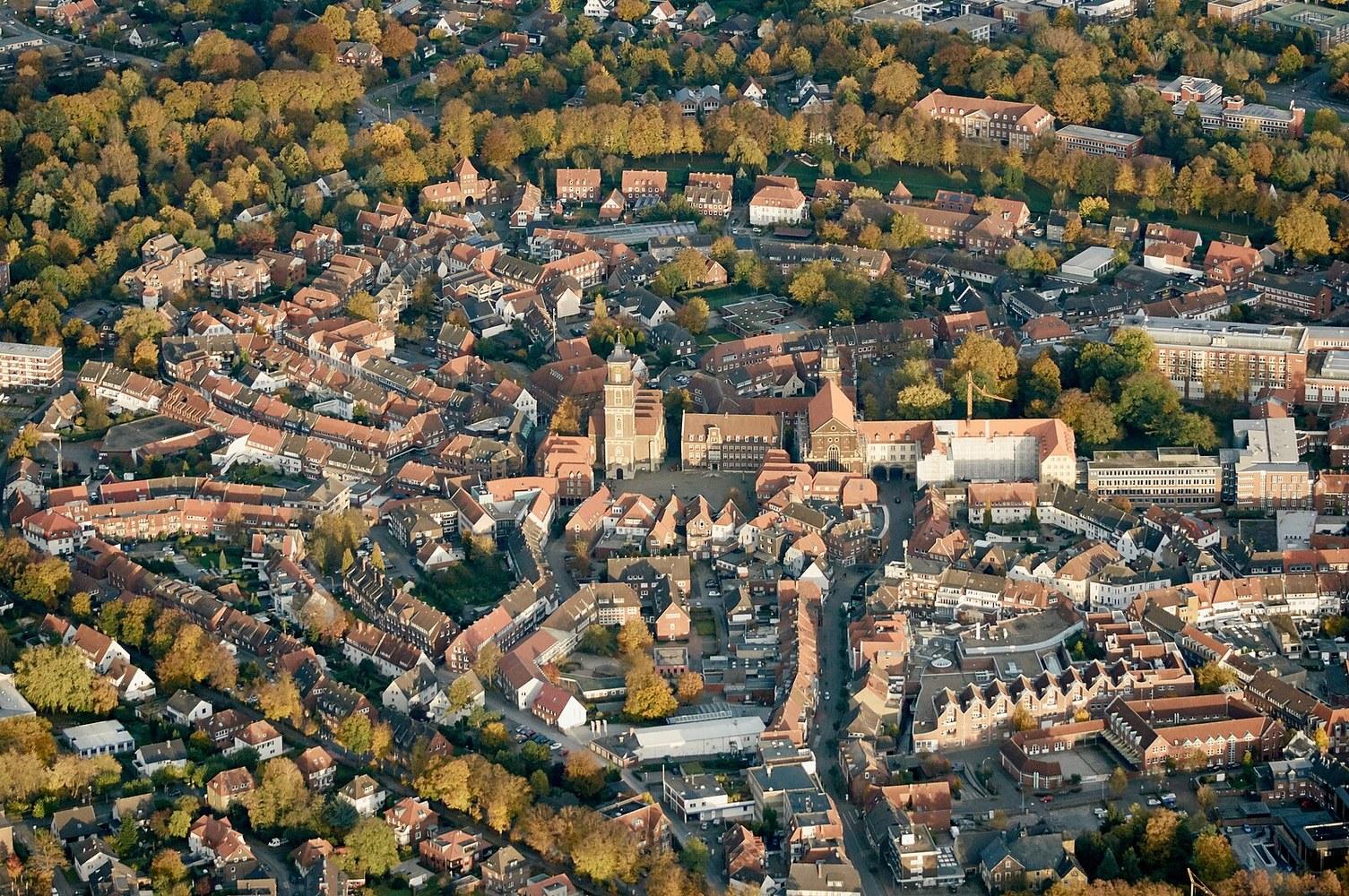Panoramablick über Coesfeld – Rathaus, Maschsee und Skyline