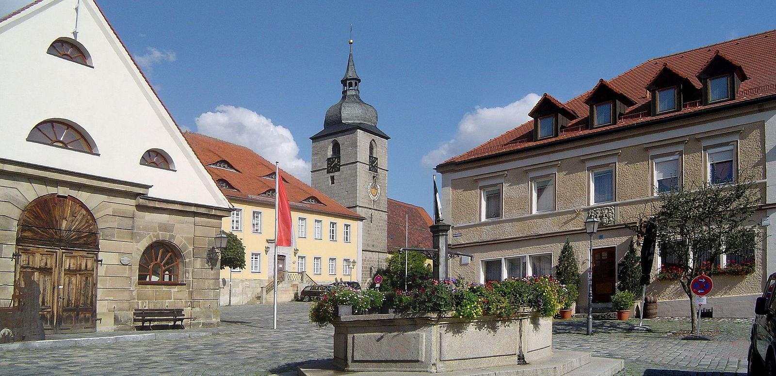 Panoramablick über Creußen – Rathaus, Maschsee und Skyline