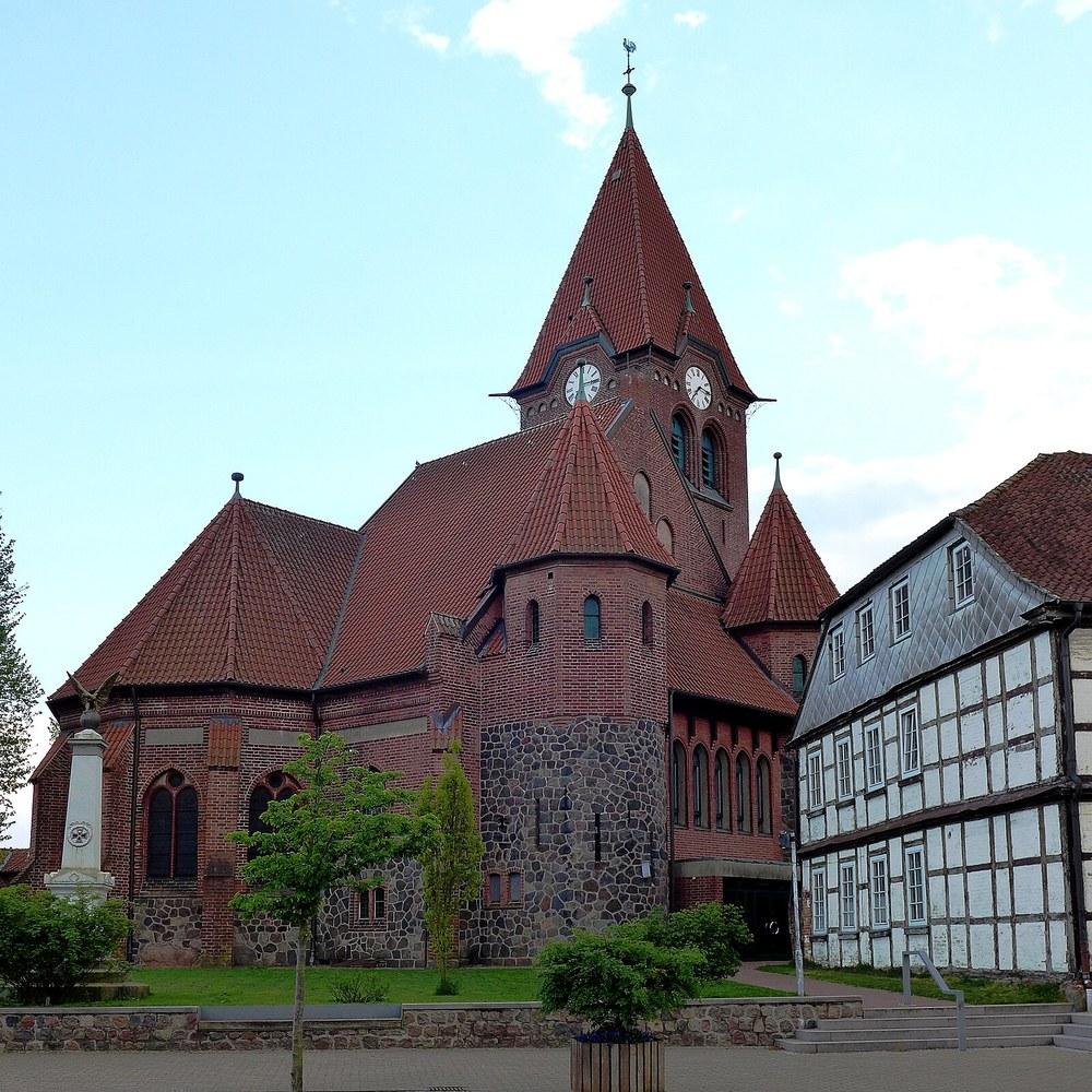 Panoramablick über Dahlenburg – Rathaus und Natur