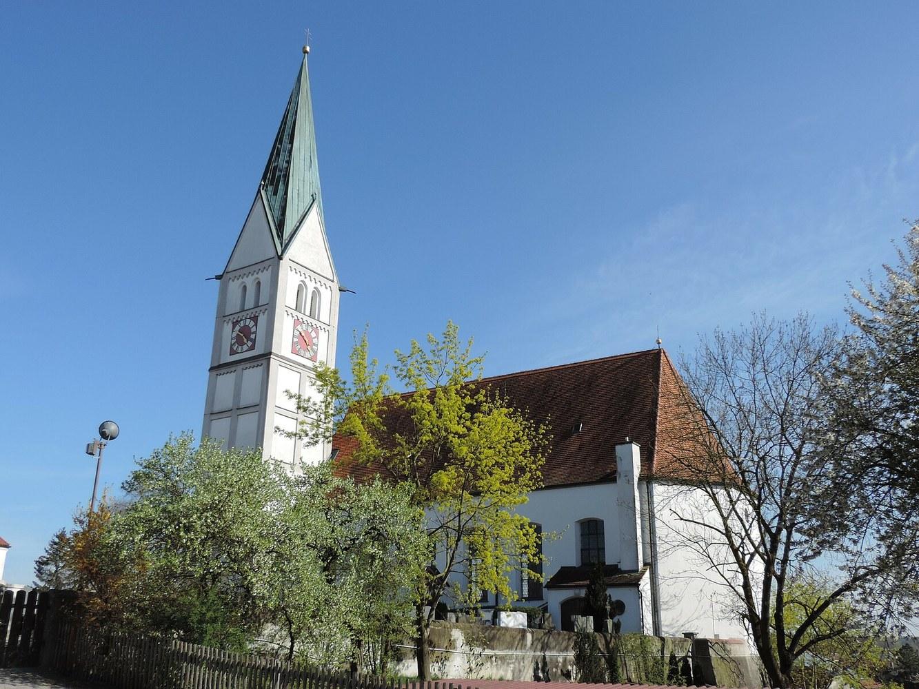 Panoramablick über Dasing – Rathaus, Maschsee und Skyline