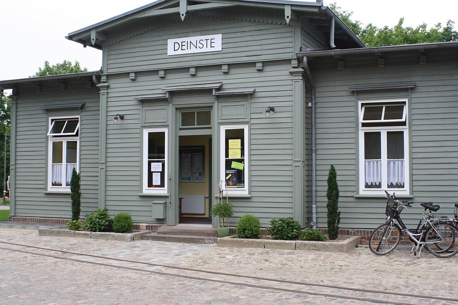 Panoramablick über Deinste – Rathaus und Umgebung