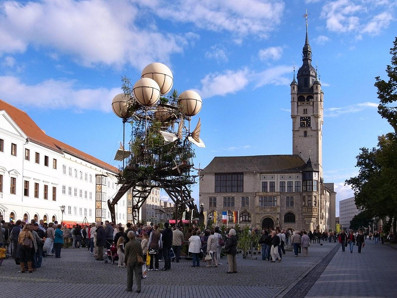Panoramablick über Dessau-Roßlau – Rathaus, Maschsee und Skyline