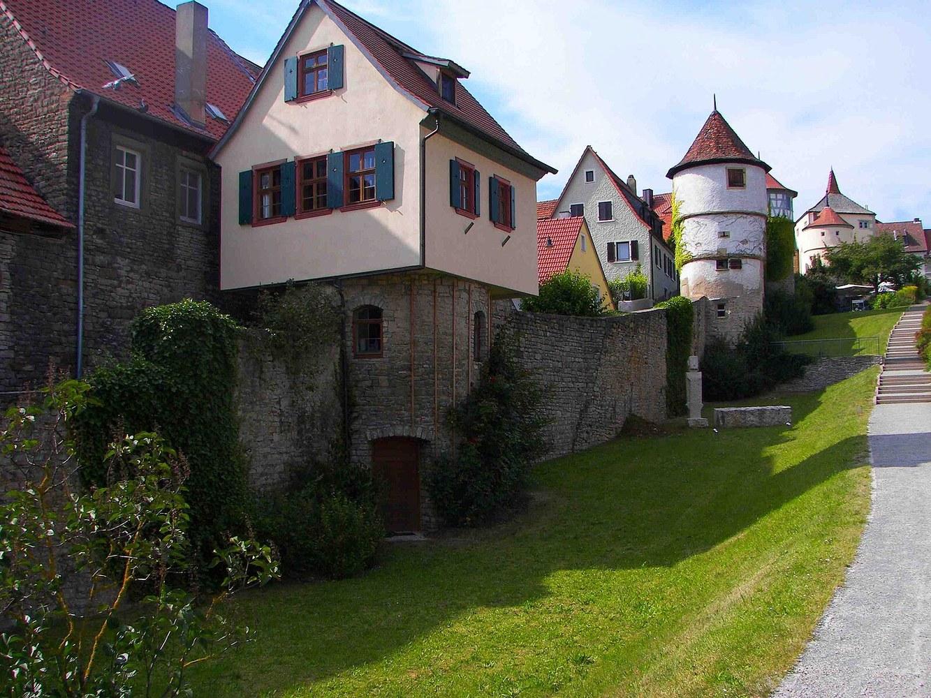 Panoramablick über Dettelbach – Rathaus, Maschsee und Skyline