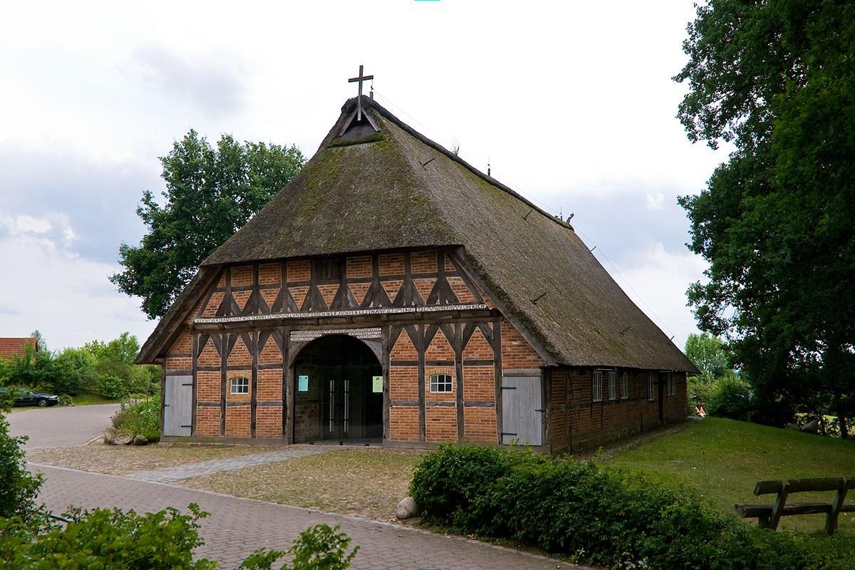 Panoramablick über Deutsch Evern – Rathaus, Maschsee und Skyline