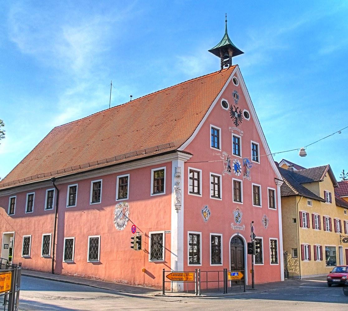 Panoramablick über Dießen am Ammersee – Rathaus, Maschsee und Skyline