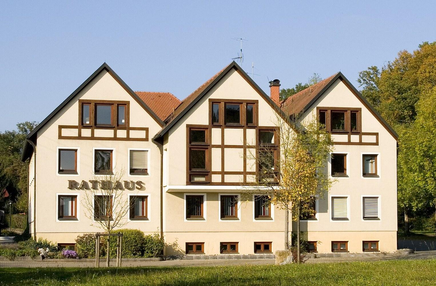 Panoramablick über Dittelbrunn – Rathaus, Maschsee und Skyline