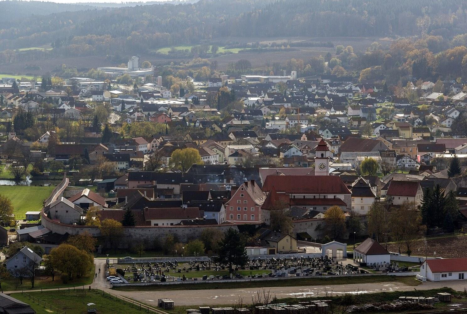 Panoramablick über Dollnstein – Rathaus, Maschsee und Skyline
