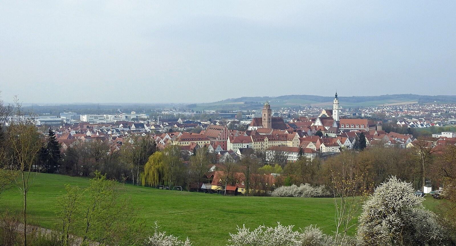 Panoramablick über Donauwörth – Rathaus, Maschsee und Skyline