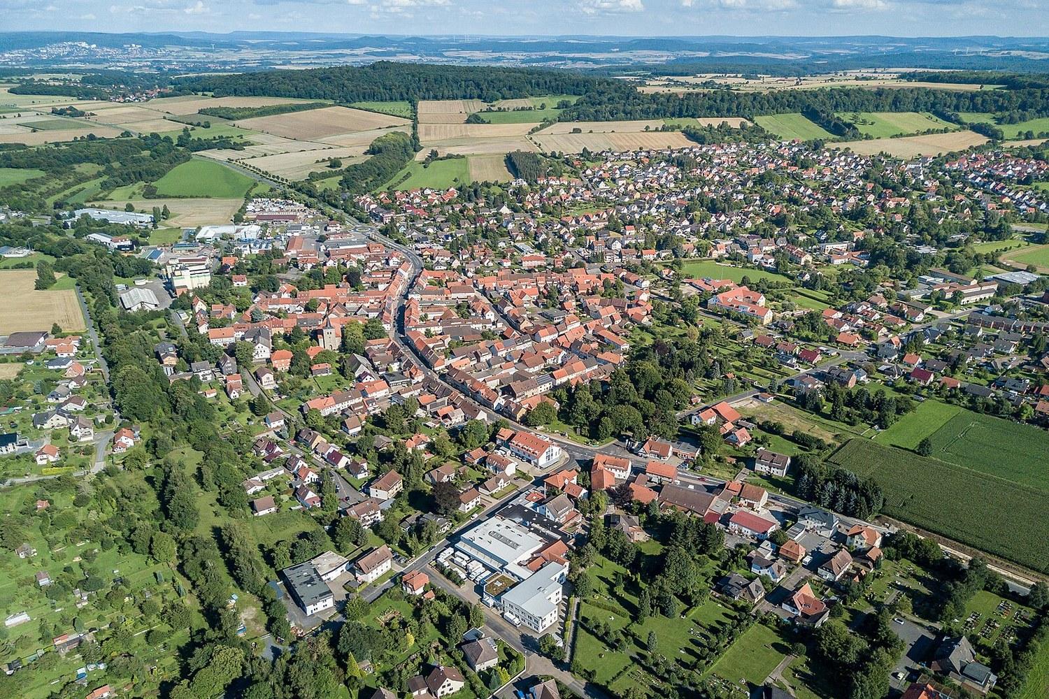 Panoramablick über Dransfeld – Rathaus und Umgebung