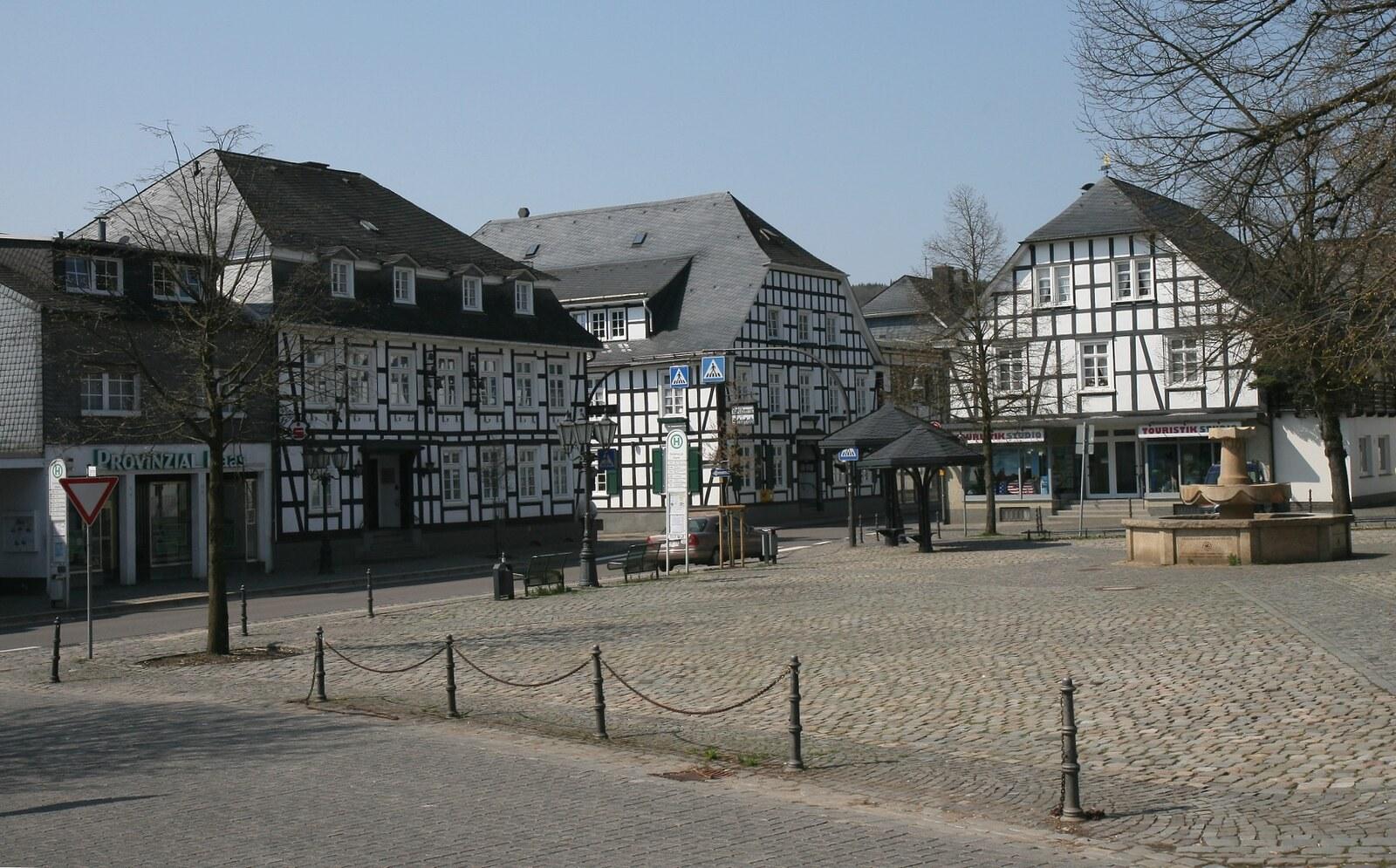 Panoramablick über Drolshagen – Rathaus, Maschsee und Skyline