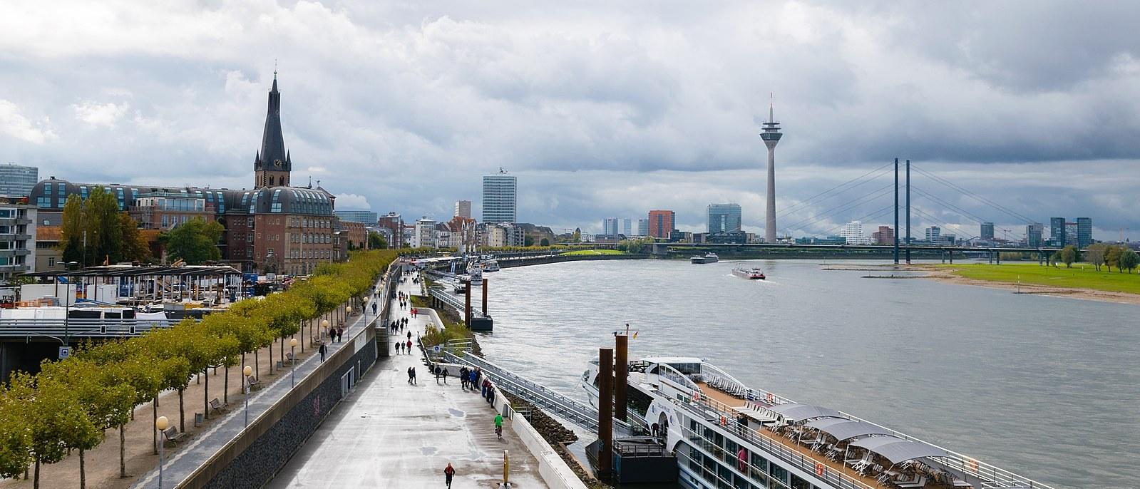 Panoramablick über Düsseldorf – Rathaus, Maschsee und Skyline