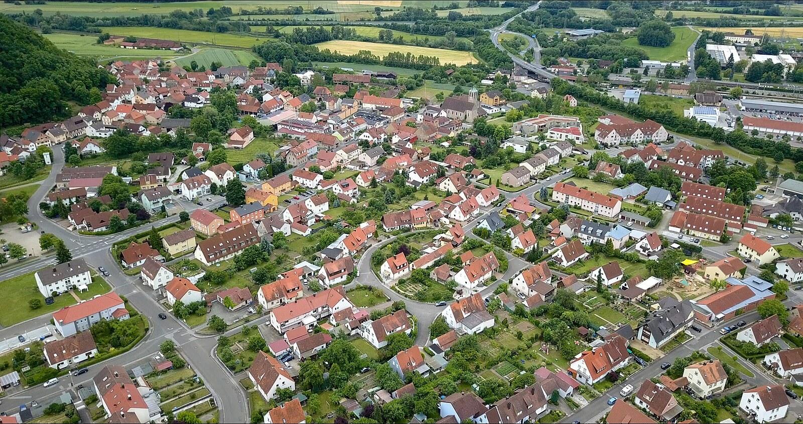 Panoramablick über Ebelsbach – Rathaus, Maschsee und Skyline