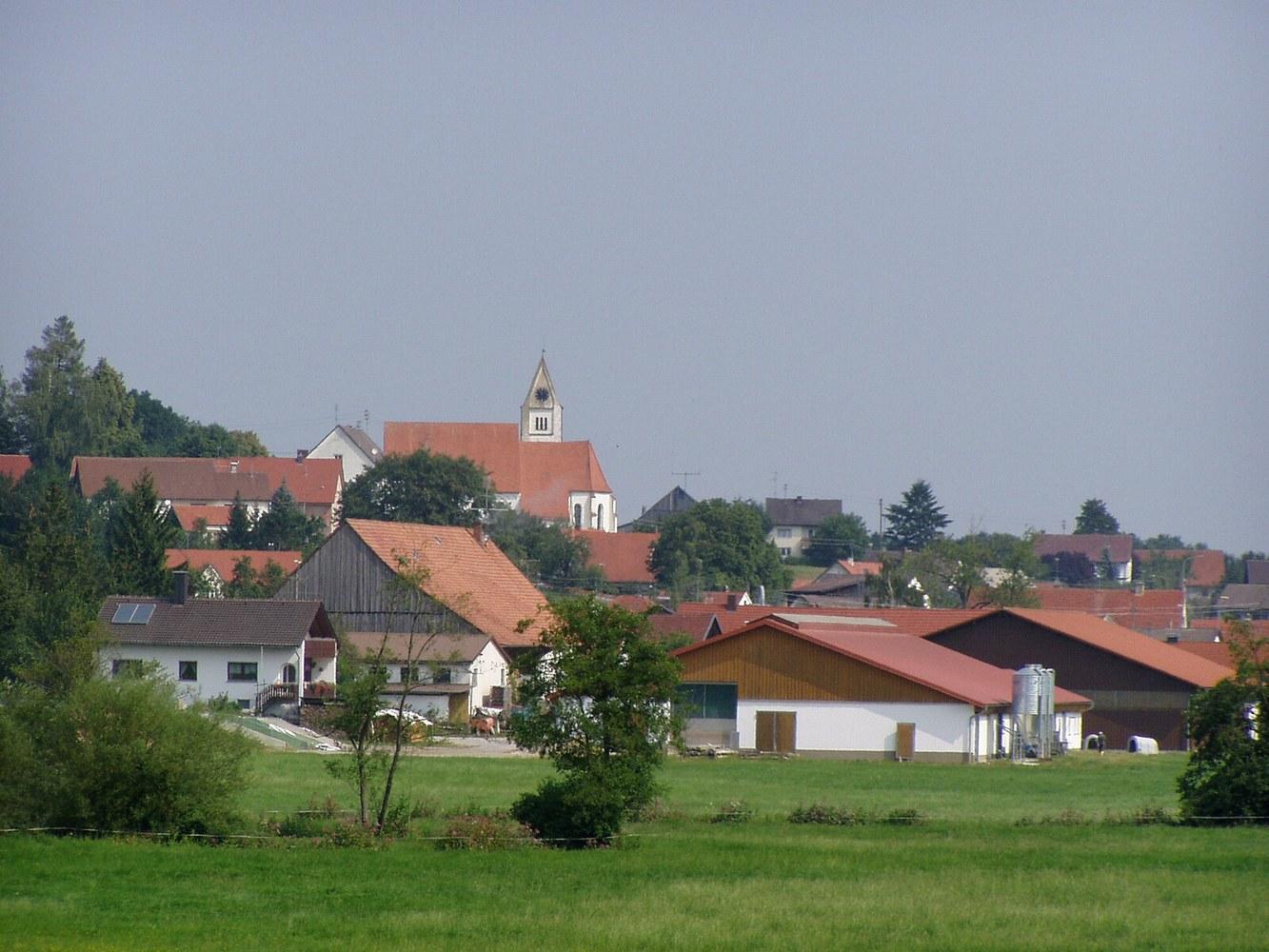 Panoramablick über Ebershausen – Rathaus, Maschsee und Skyline