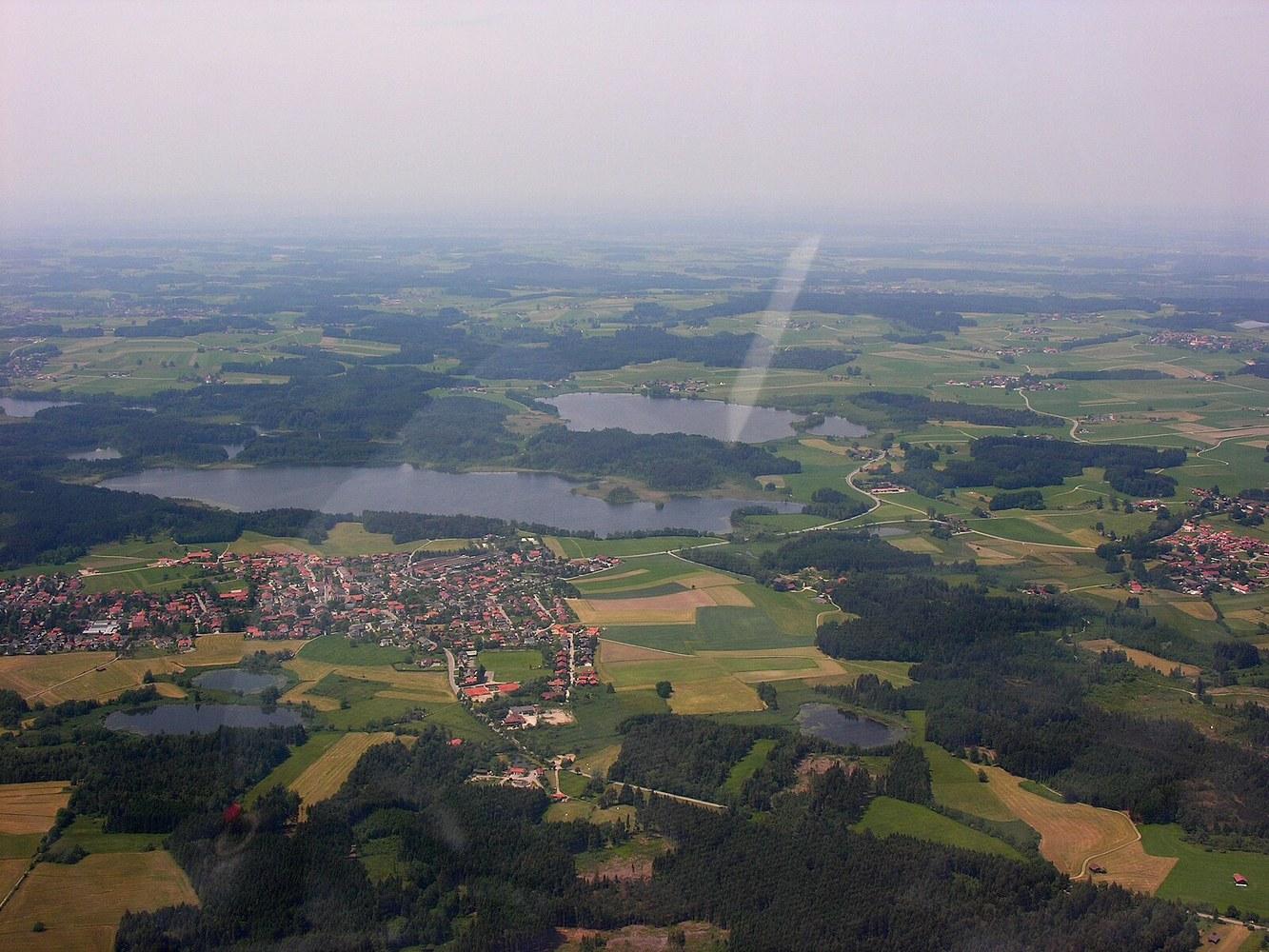 Panoramablick über Eggstätt – Rathaus, Maschsee und Skyline