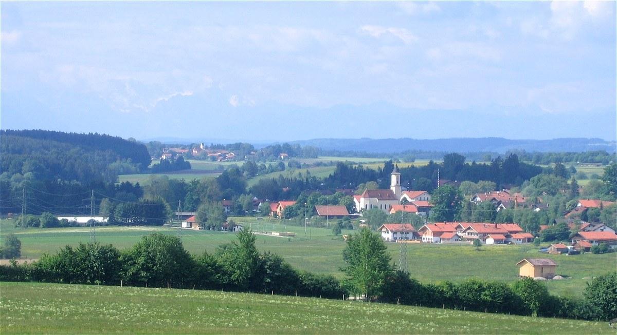 Panoramablick über Egling – Rathaus, Maschsee und Skyline
