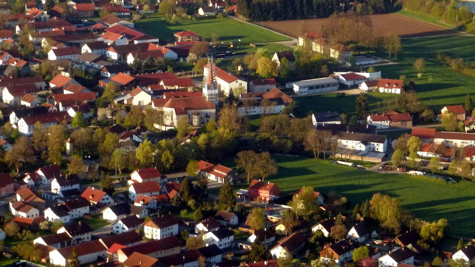 Panoramablick über Eitting – Rathaus, Maschsee und Skyline