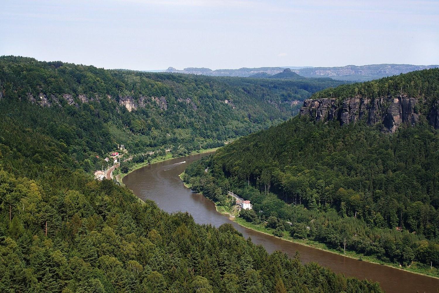 Panoramablick über Elbe – Rathaus, Maschsee und Skyline