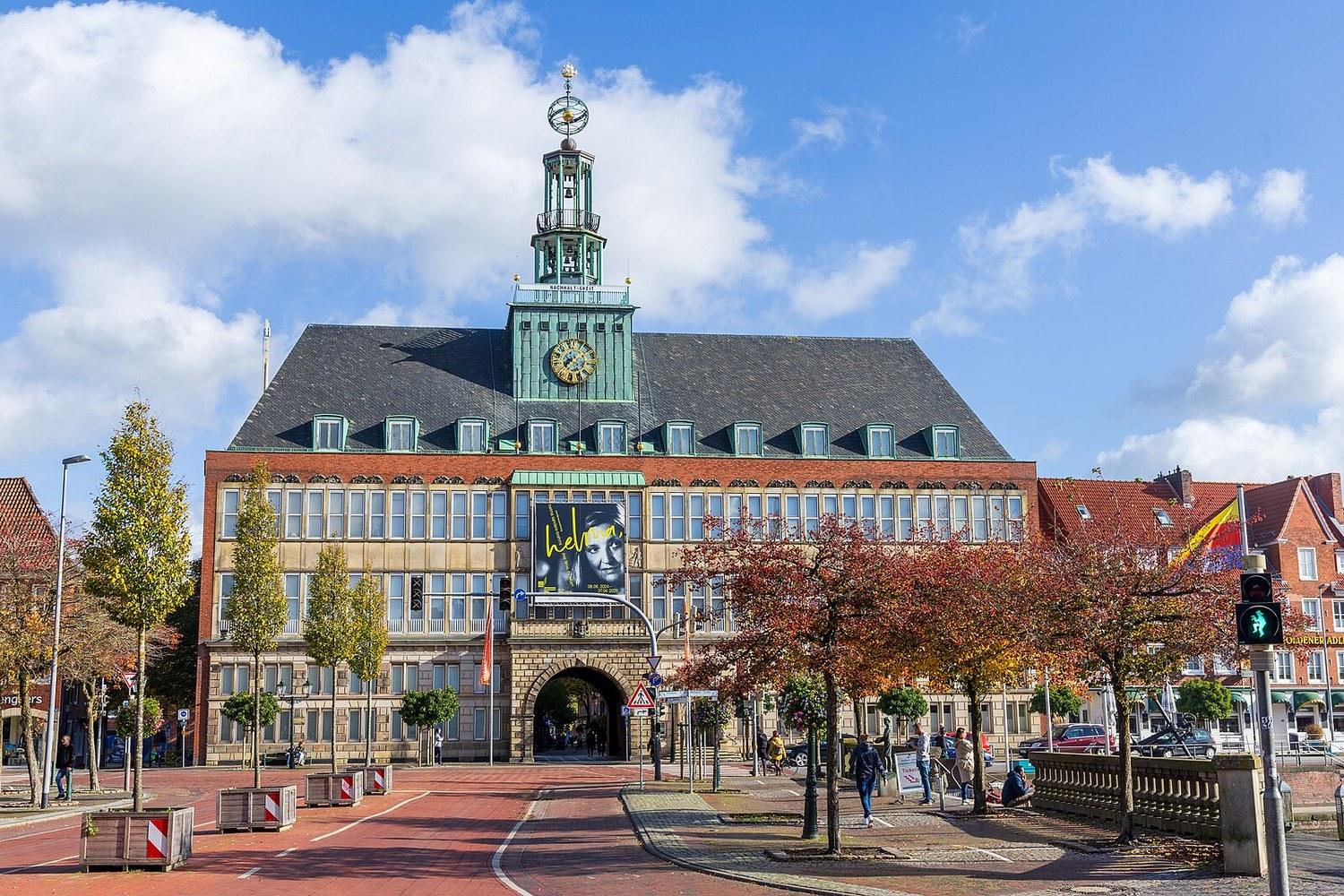 Panoramablick über Emden – Rathaus, Hafen und Skyline