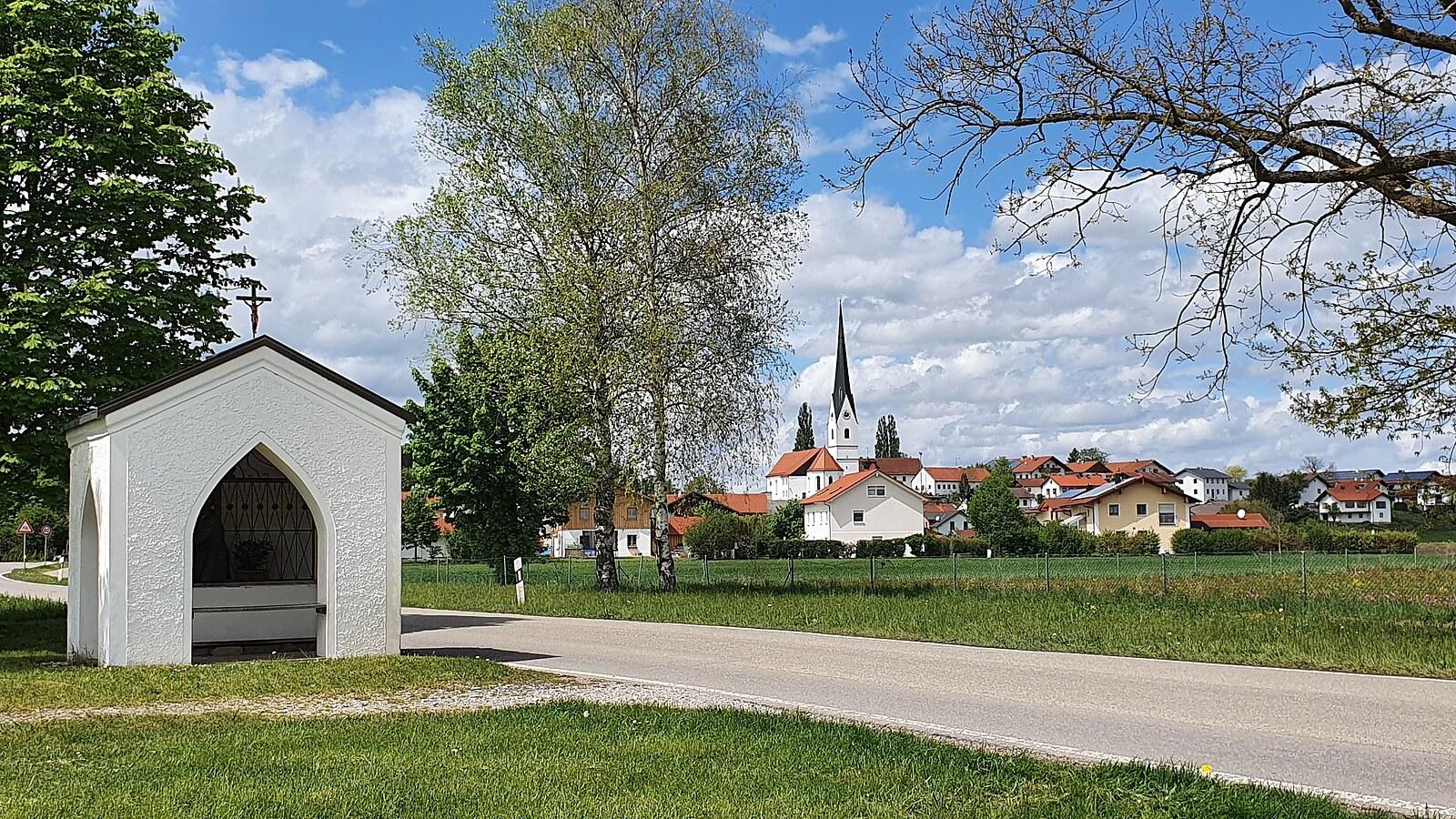 Panoramablick über Emmering – Rathaus, Maschsee und Skyline