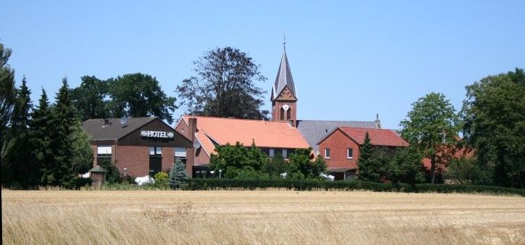 Panoramablick über Engden – Rathaus, Maschsee und Skyline