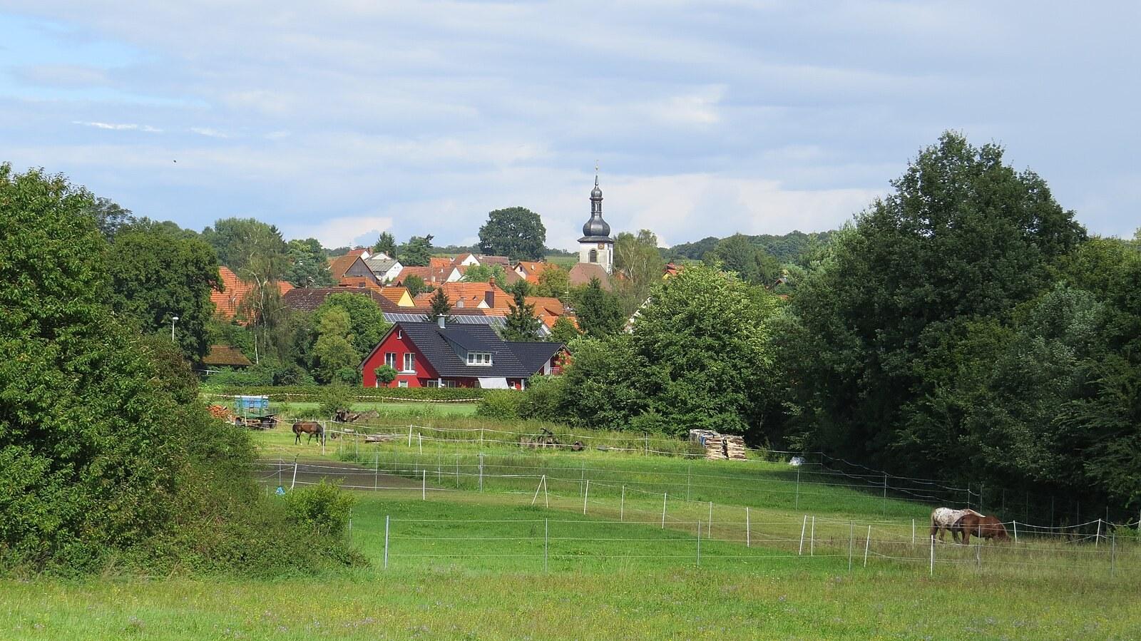 Panoramablick über Ermershausen – Rathaus, Maschsee und Skyline