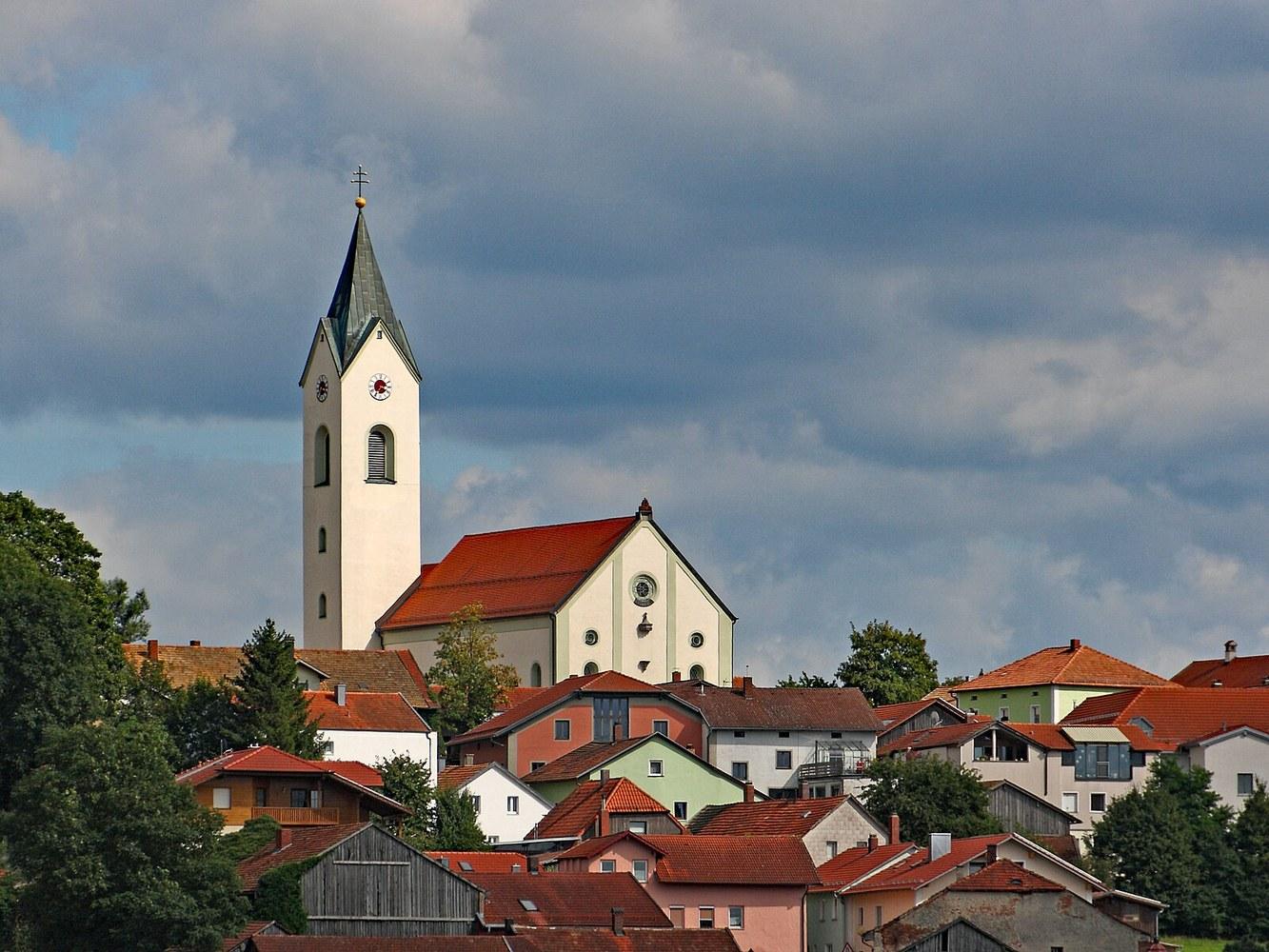 Panoramablick über Eschlkam – Rathaus, Maschsee und Skyline