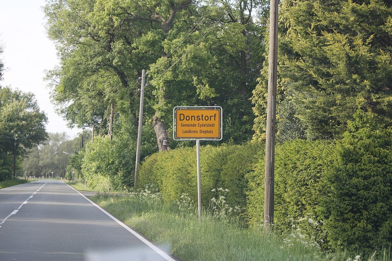 Panoramablick über Eydelstedt – Rathaus und Landschaft