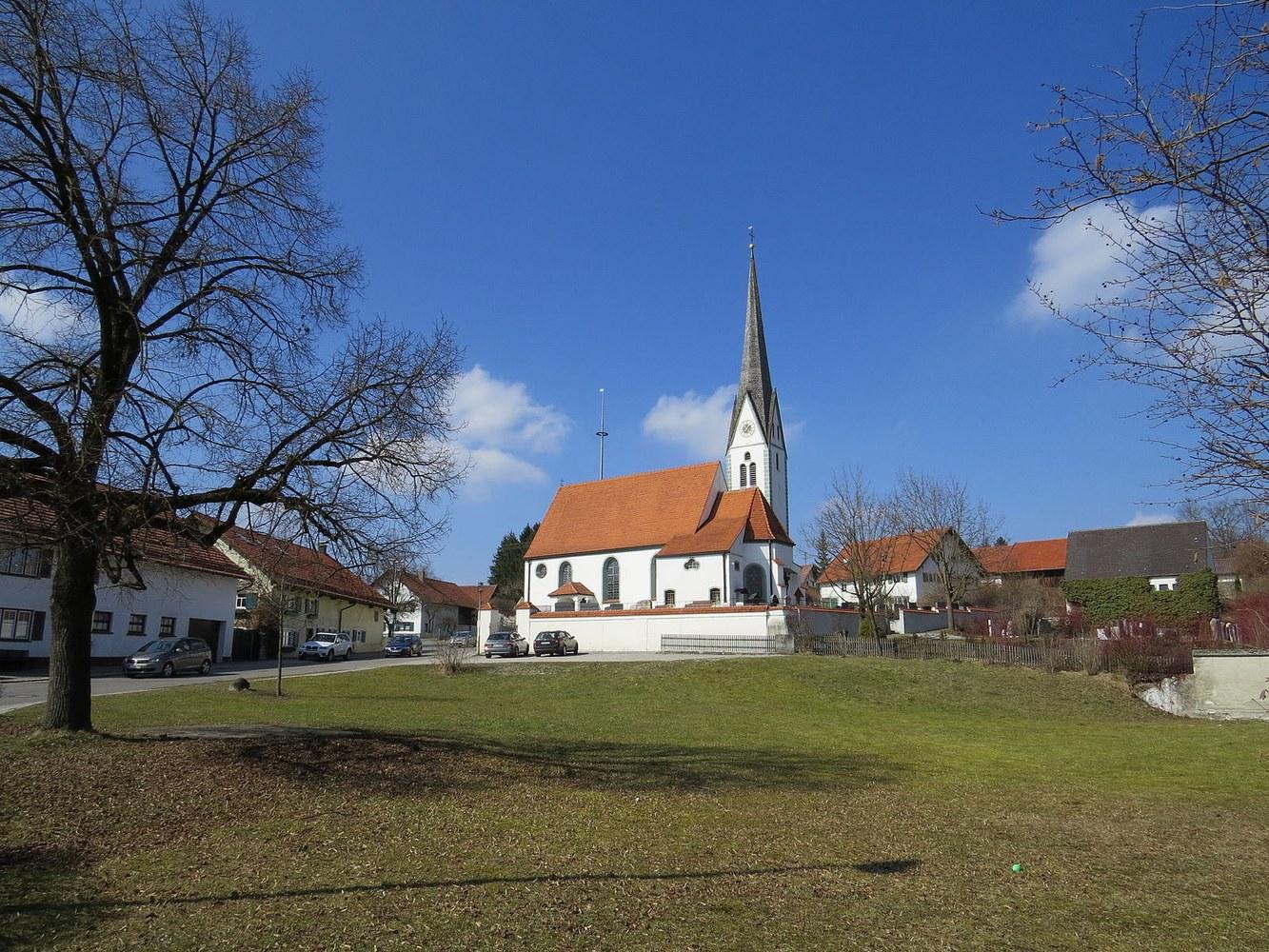 Panoramablick über Finning – Rathaus, Maschsee und Skyline