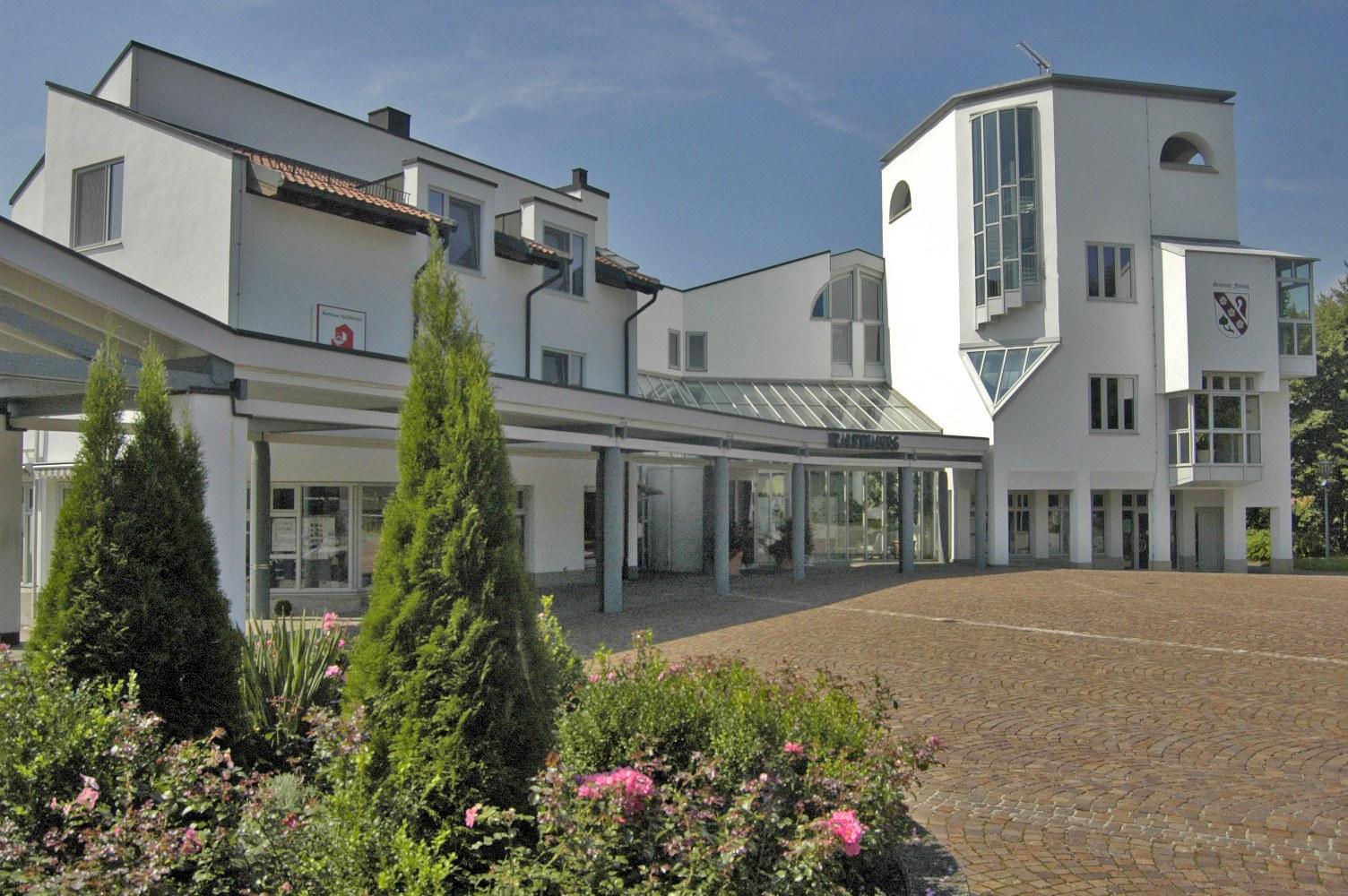 Panoramablick über Finsing – Rathaus, Maschsee und Skyline