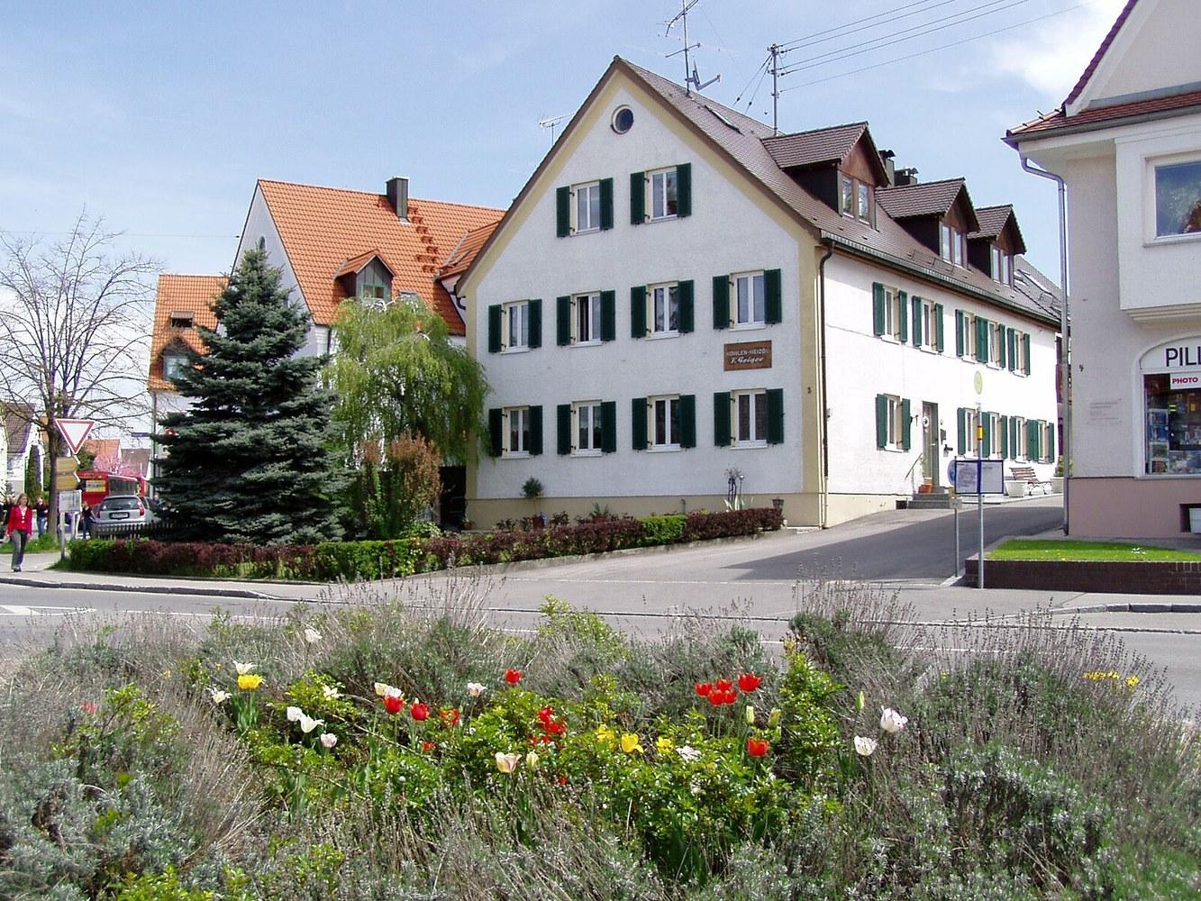 Panoramablick über Fischach – Rathaus, Maschsee und Skyline
