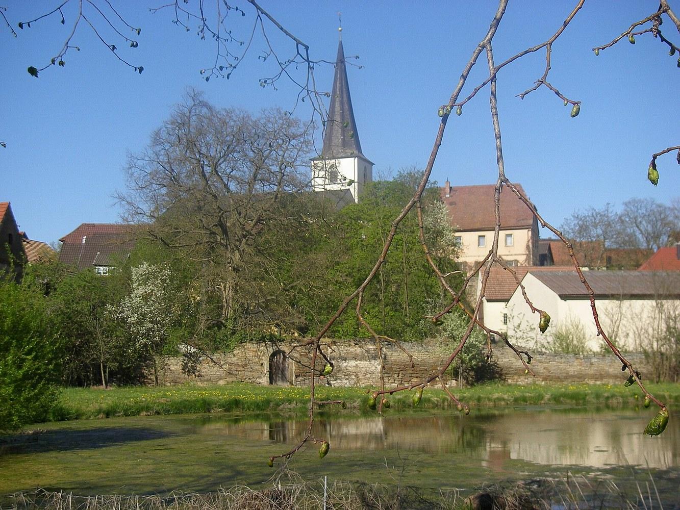 Panoramablick über Frankenwinheim – Rathaus, Maschsee und Skyline