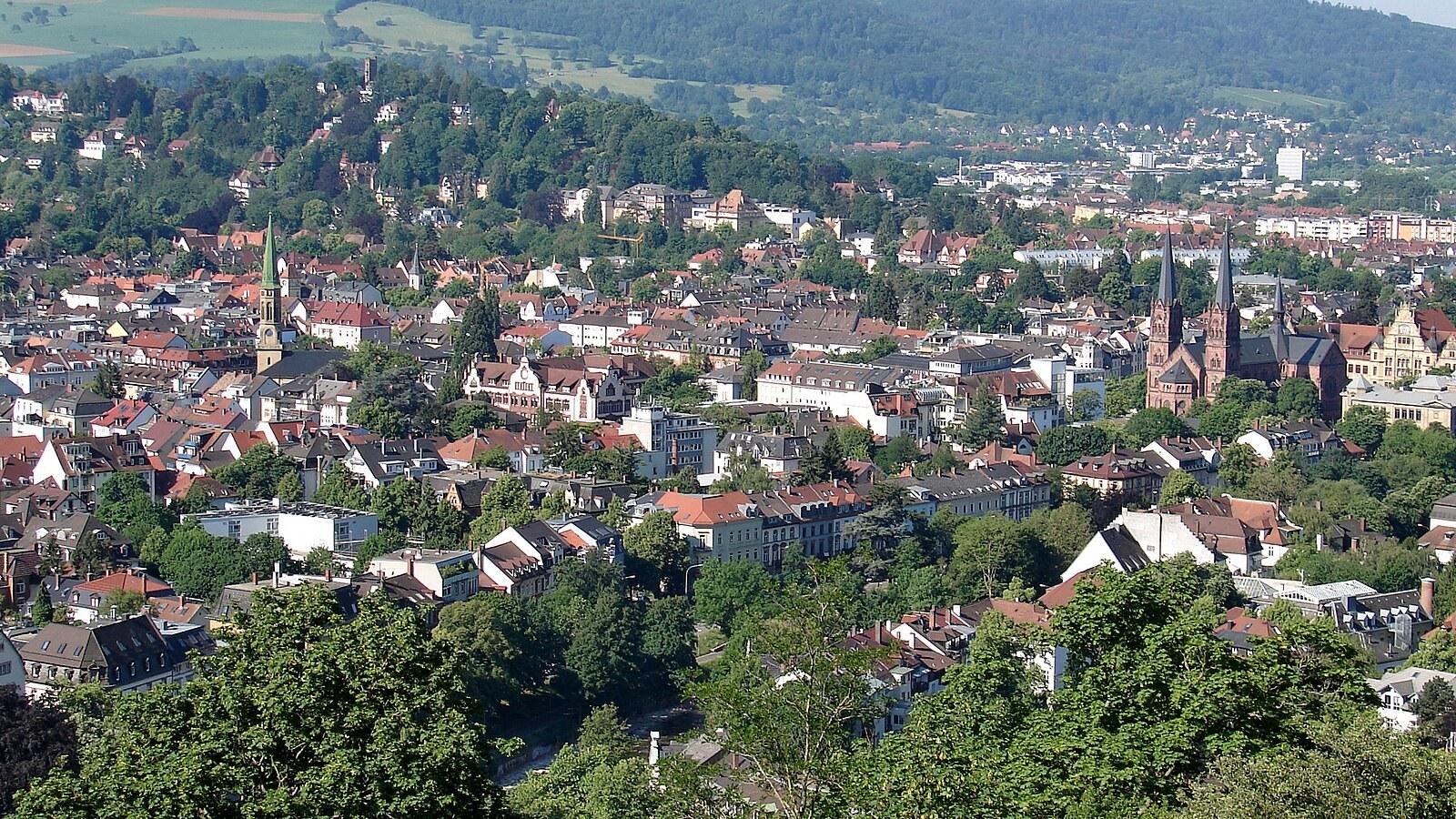 Panoramablick über Freiburg im Breisgau – Stadtansicht mit historischem Rathaus und Münster