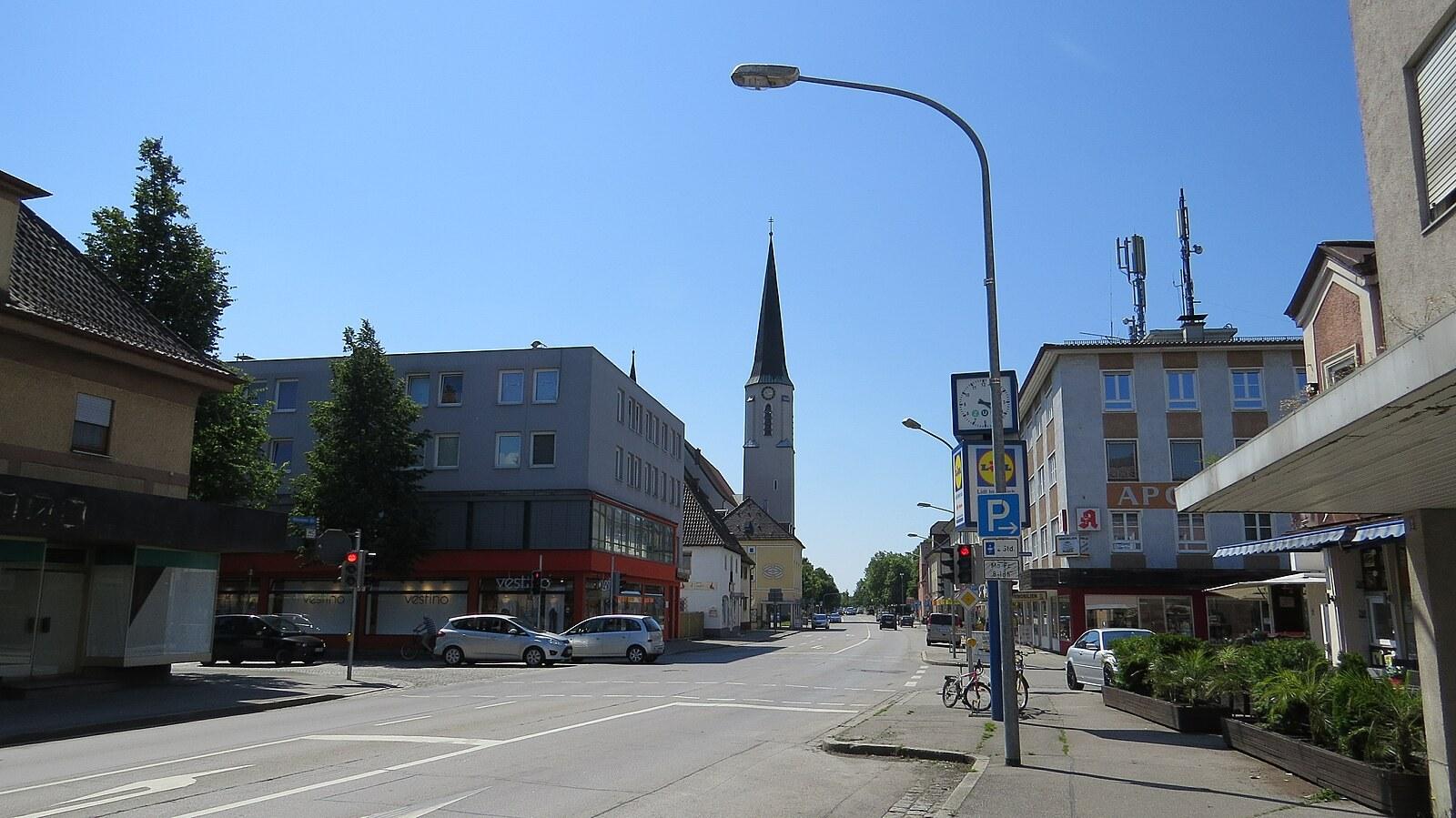 Panoramablick über Freilassing – Rathaus, Maschsee und Skyline