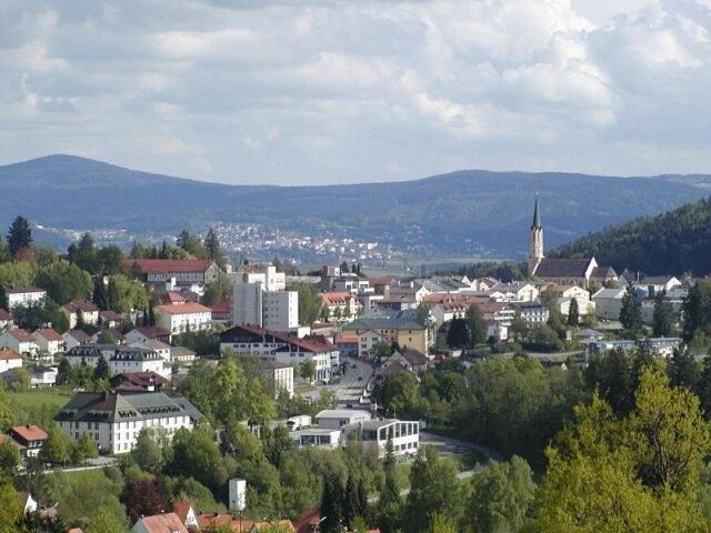 Panoramablick über Freyung – Rathaus, Maschsee und Skyline