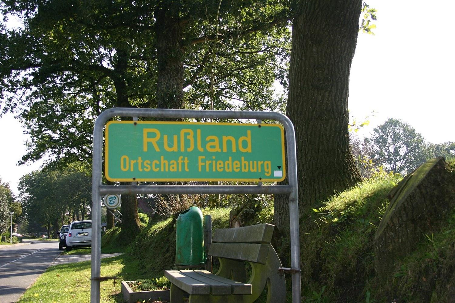 Panoramablick über Friedeburg – Rathaus und Umgebung