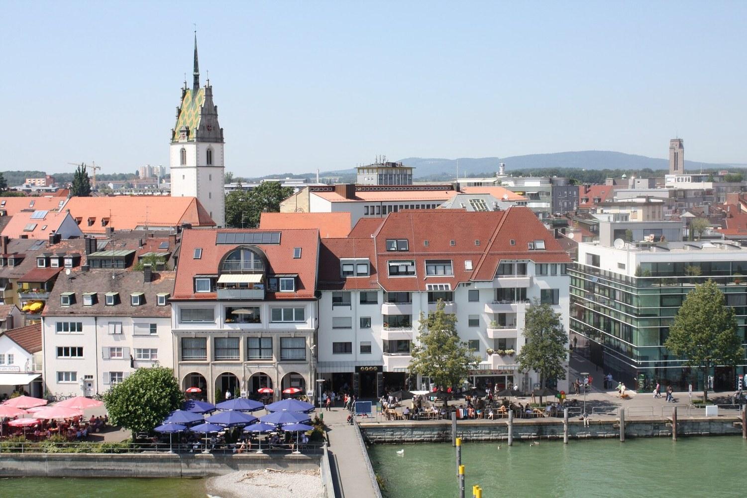 Panoramablick über Friedrichshafen – Rathaus, Bodensee und Skyline