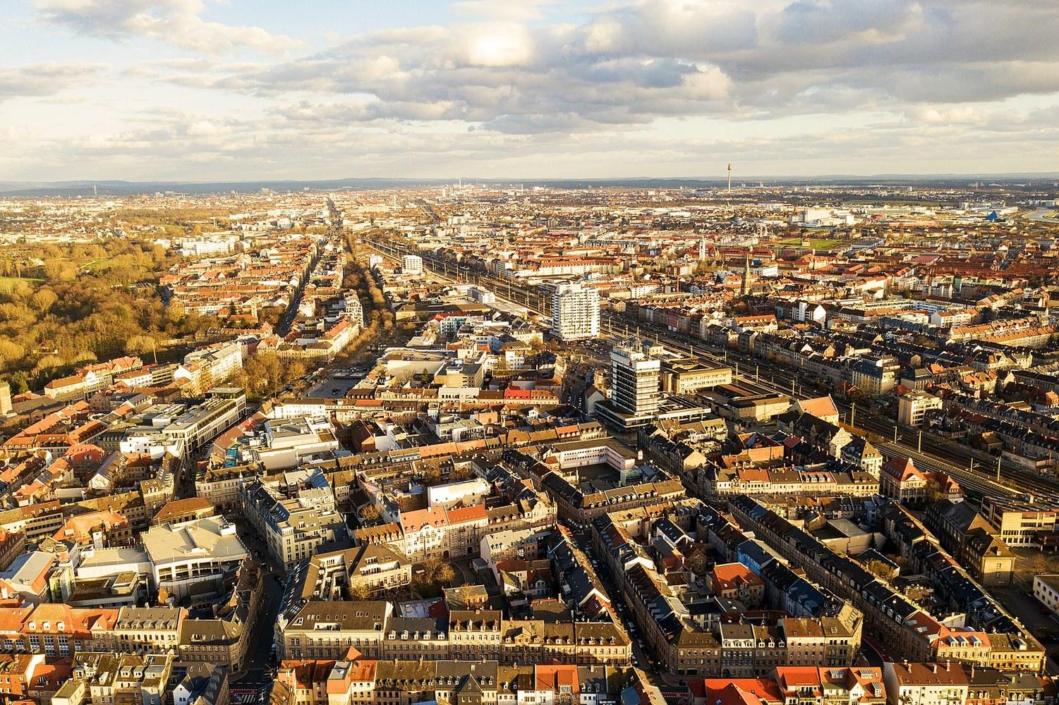 Panoramablick über Fürth – Rathaus, Maschsee und Skyline