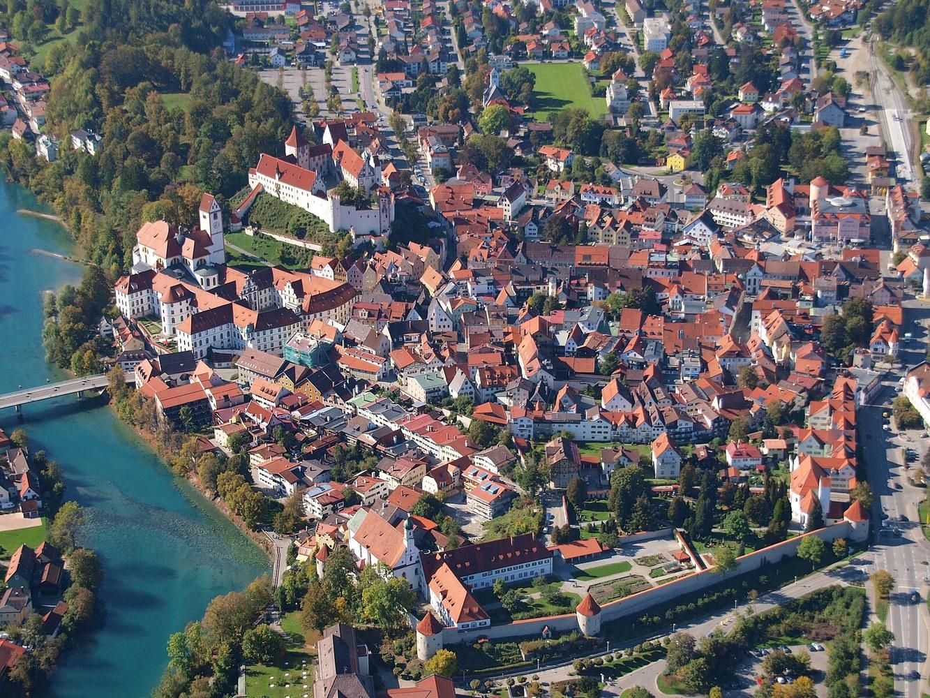 Panoramablick über Füssen – Rathaus, Maschsee und Skyline