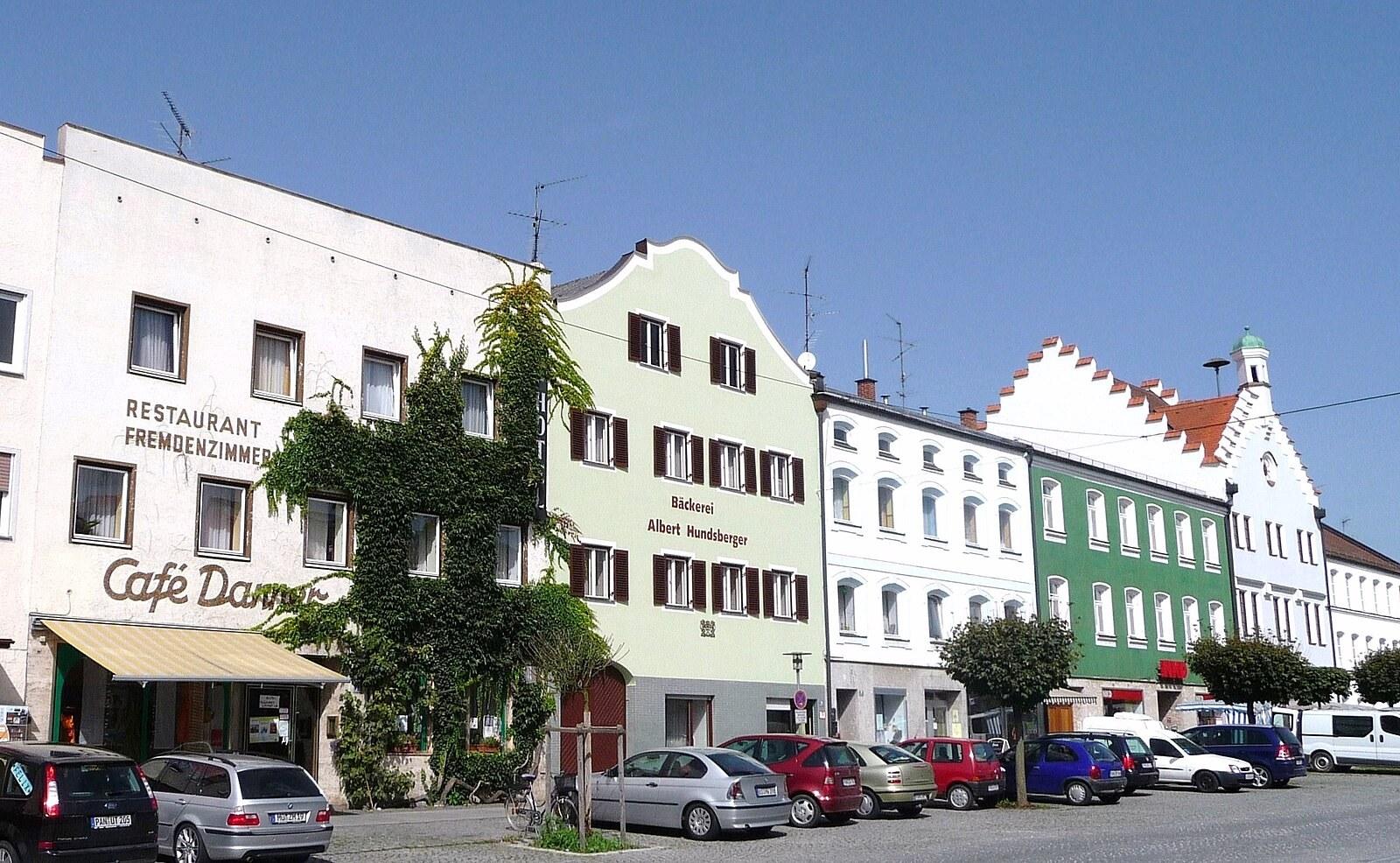 Panoramablick über Gangkofen – Rathaus, Maschsee und Skyline