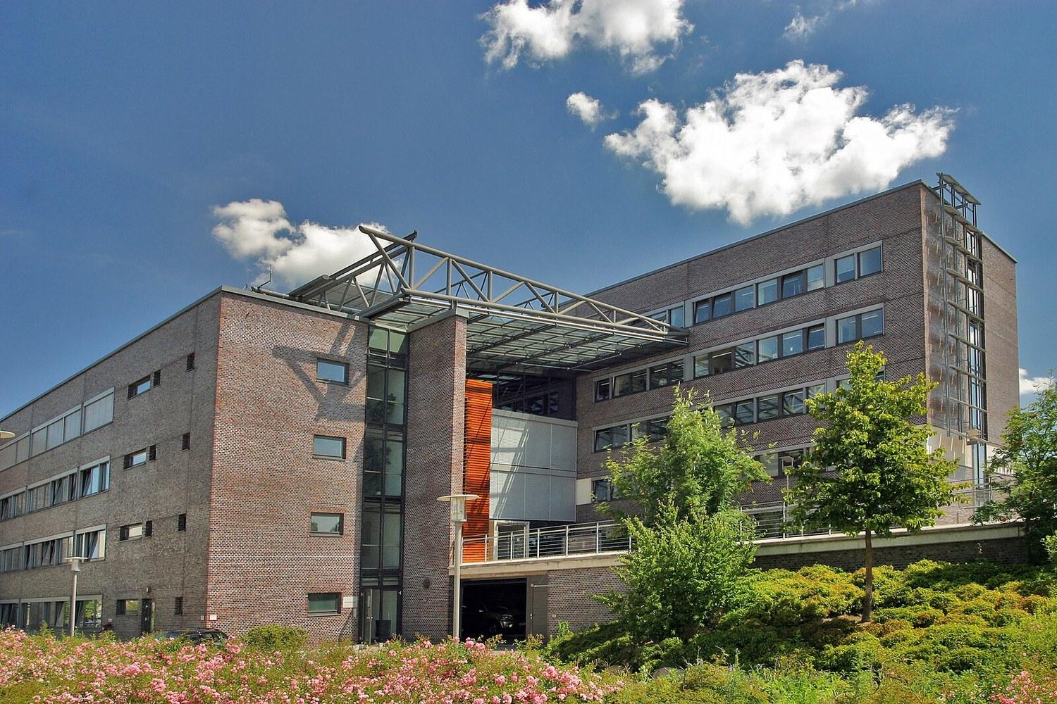 Panoramablick über Garbsen – Rathaus, Maschsee und Skyline