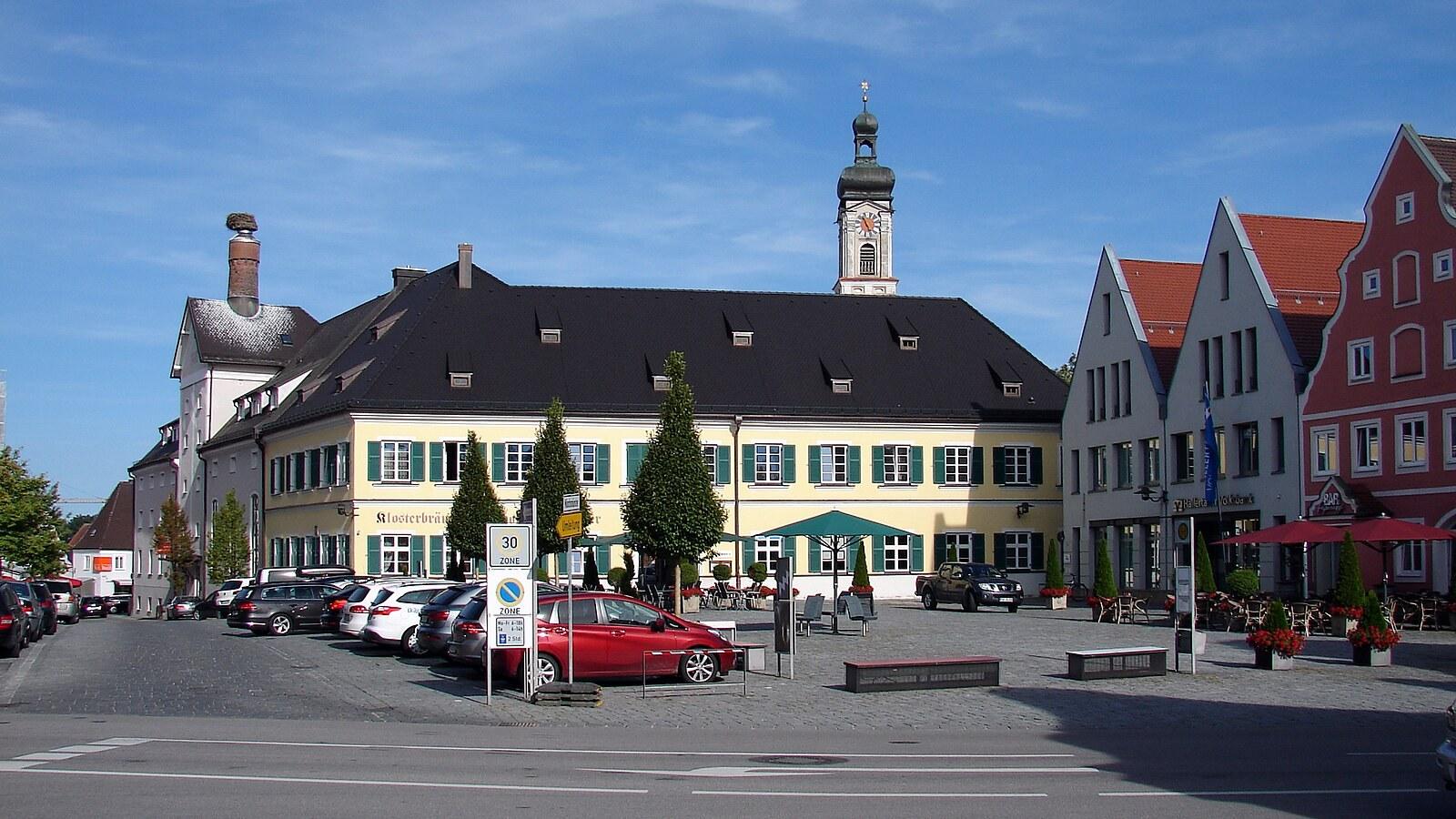Panoramablick über Geisenfeld – Rathaus, Maschsee und Skyline